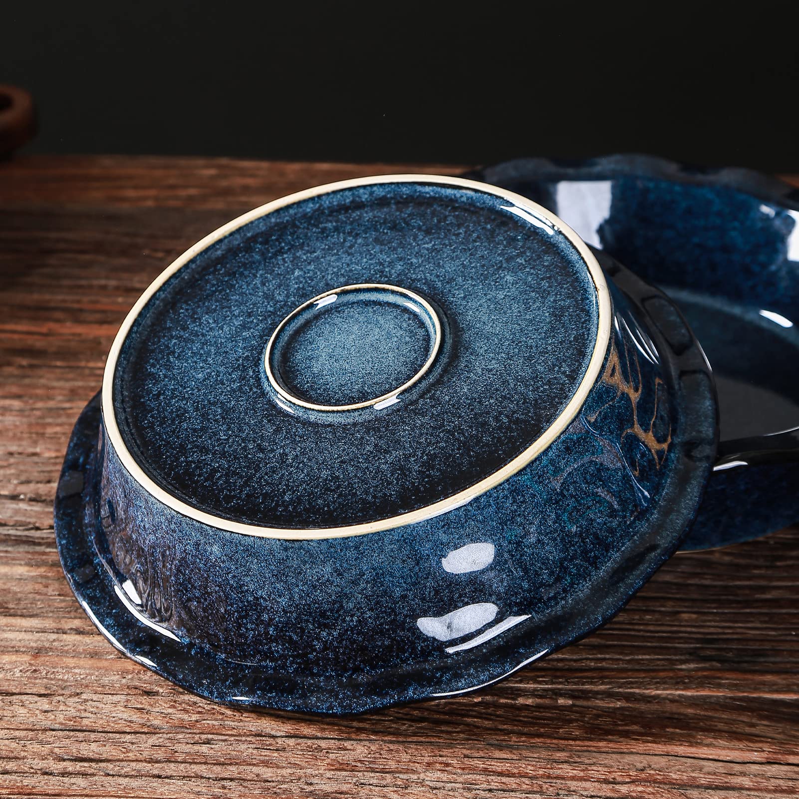 Vicrays pie pan has deep sides to promote even browning and stable servings.