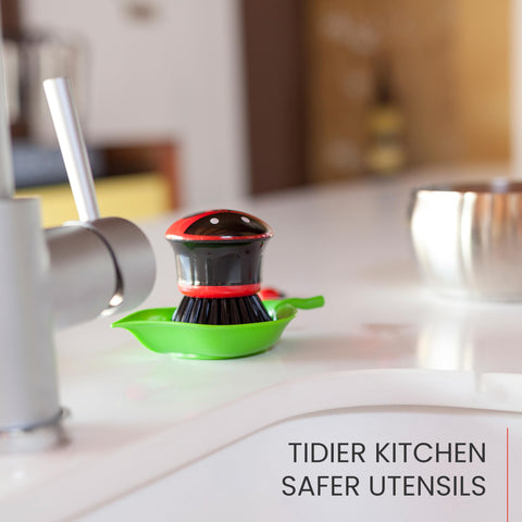 Vigar kitchen cleaning set in red and green adds vibrant style to chores.