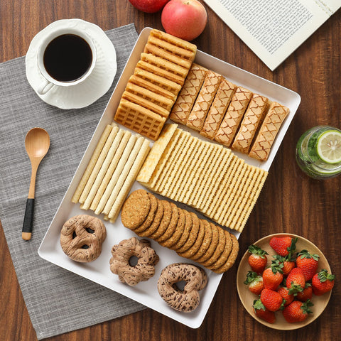 VITEVER white serving trays with minimalist design for versatile serving.