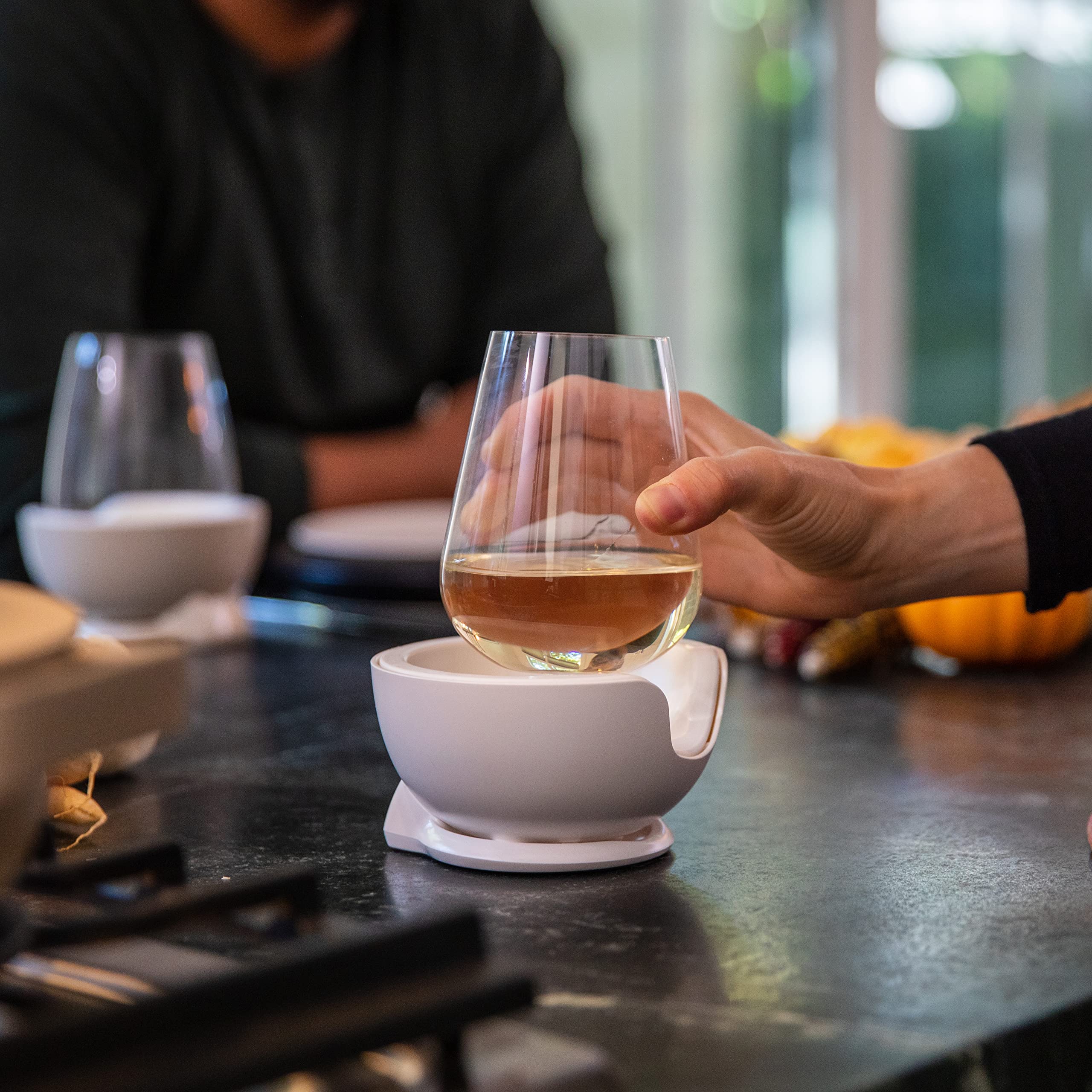 VoChill wide glass compatibility fits many stemless shapes for versatile chilling.