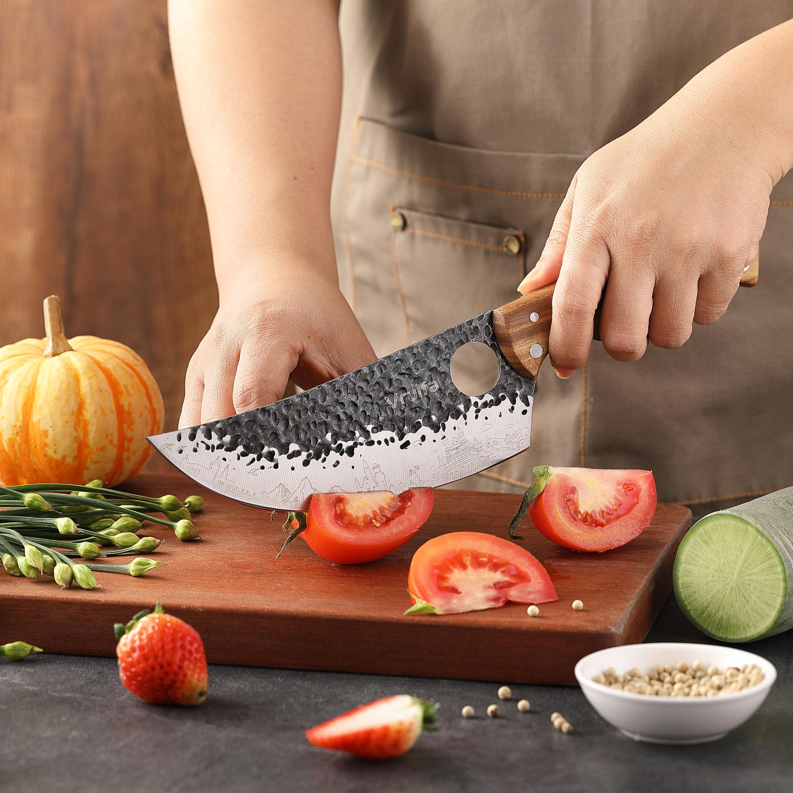 VRUIFA Viking knife in action, versatile tool for delicate and heavy tasks