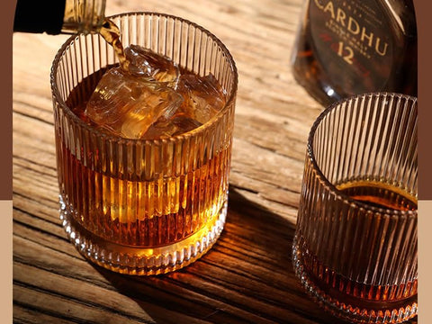 VUNDO clear crystal spirits glass showcases beverage clarity.