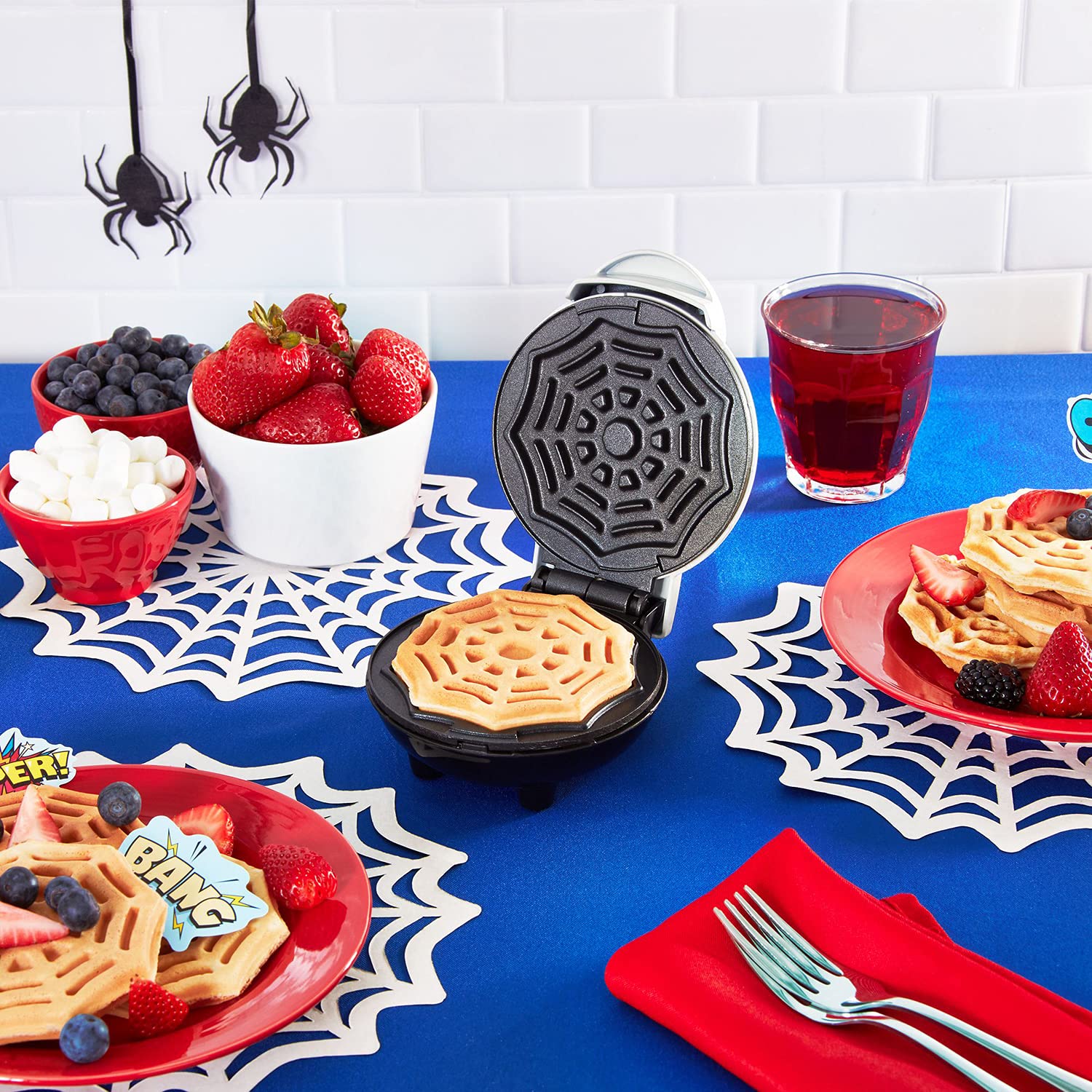 Waffle Maker Dash Spiderweb ideal for themed breakfasts and Halloween parties.