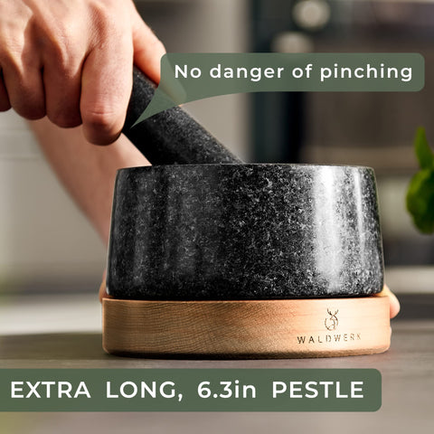 WALDWERK anti-scratch oak base keeps the set steady during use.