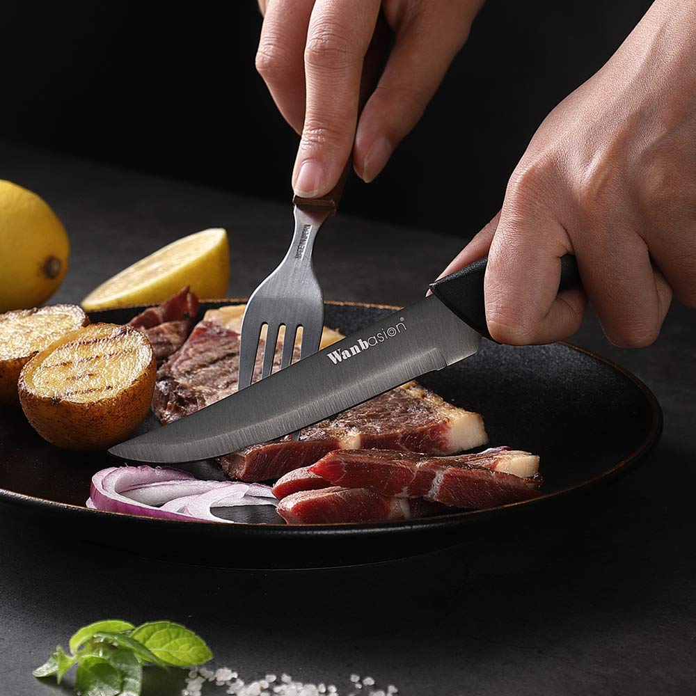 Wanbasion dishwasher-safe steak knives arranged for clean kitchen maintenance.