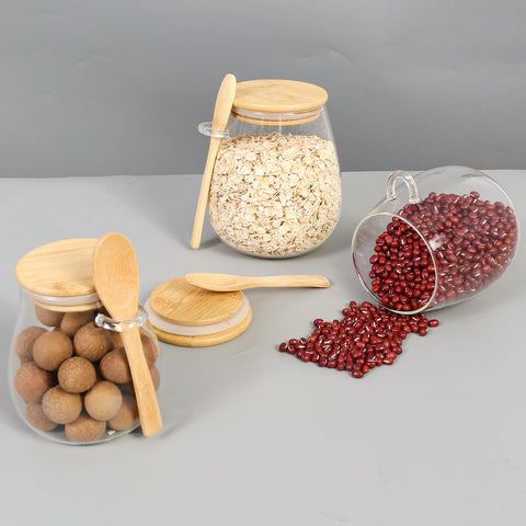 Natural bamboo lid with silicone seal preserves freshness and prevents moisture.