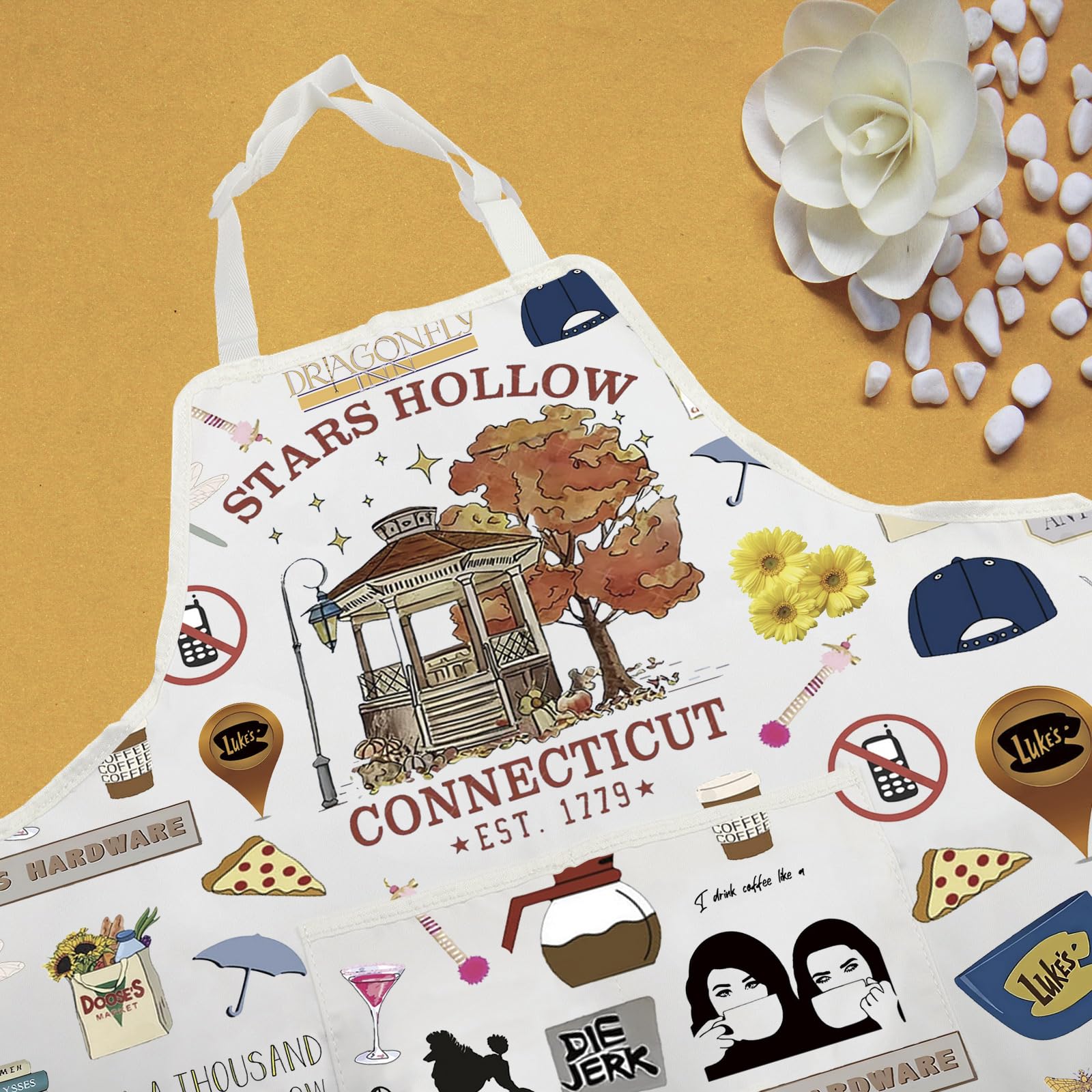 WCGXKO Star Hollow apron with two front pockets for tools and phone.