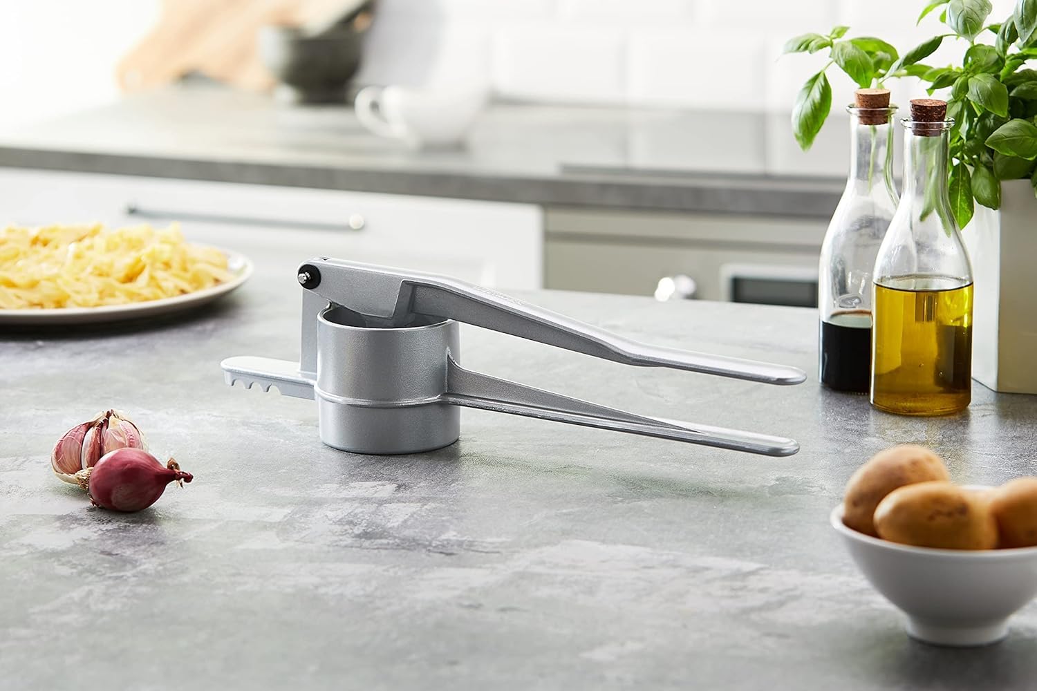 Hinged handle action on Westmark spaetzle maker for easy extrusion