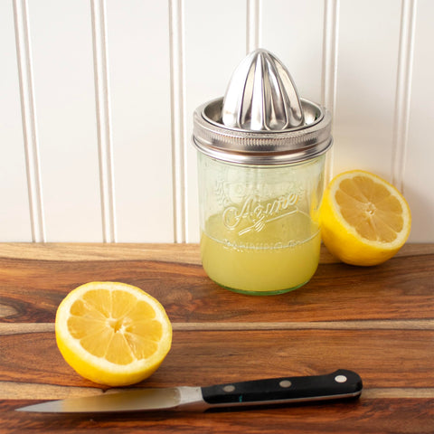 Wide-mouth jar lid with built-in band ensures secure, mess-free juice squeezing.