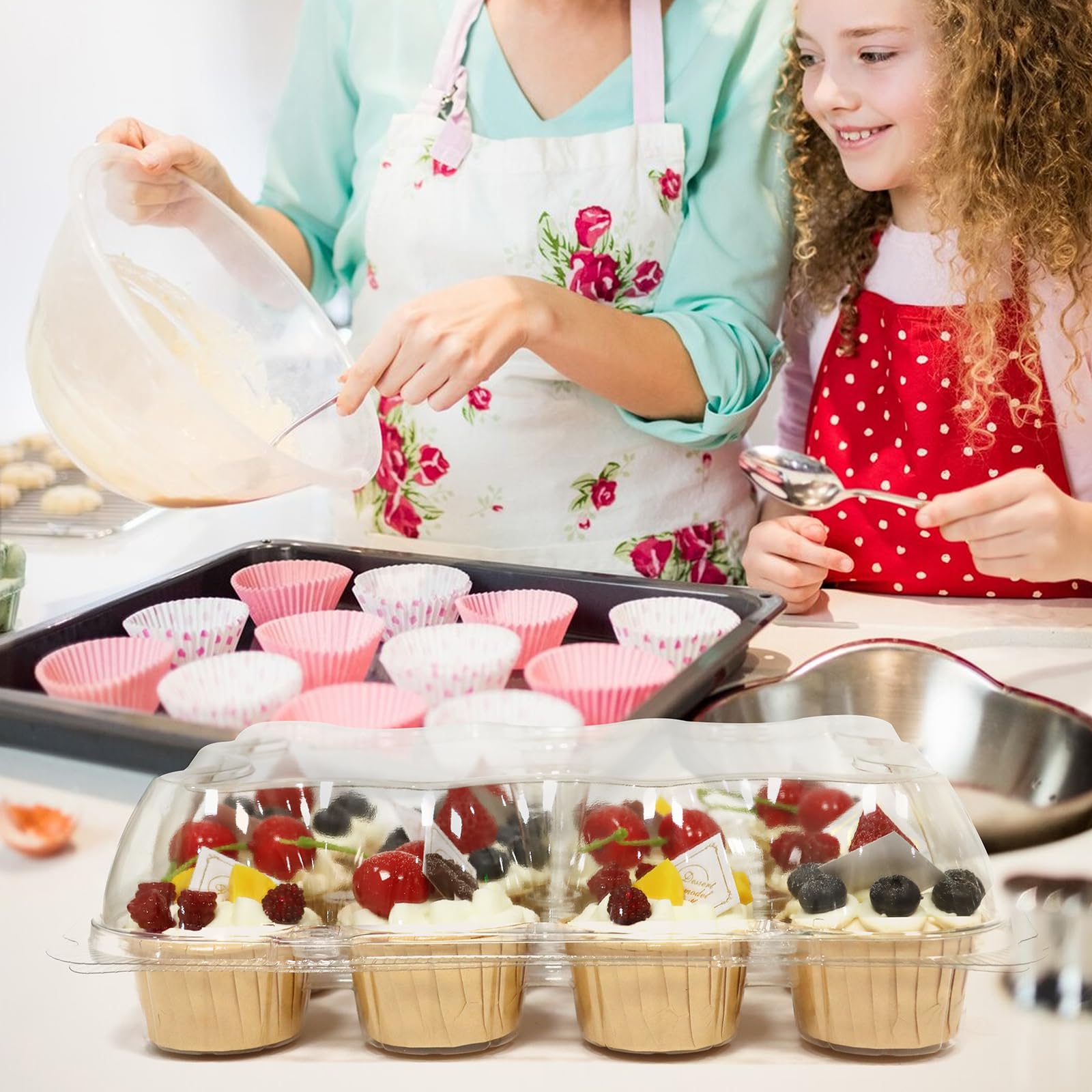 WIKDAY durable plastic protects desserts during transport.