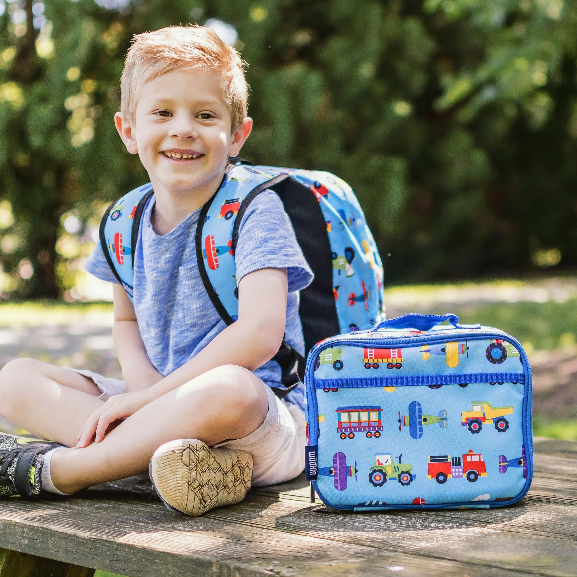 Interior pocket helps organize snacks inside the Wildkin lunch box.