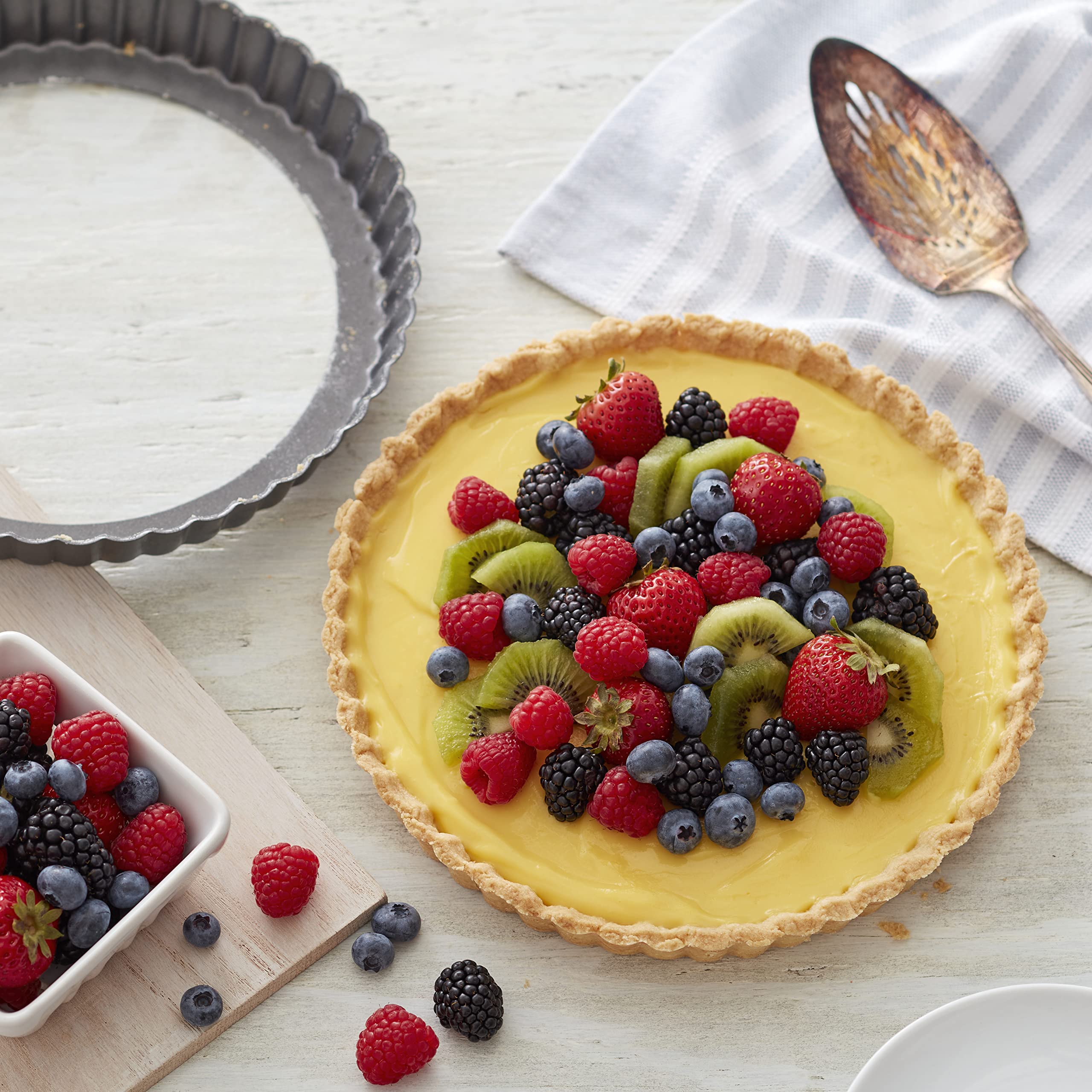 Wilton Excelle Elite pan showing non-stick coating for quick release