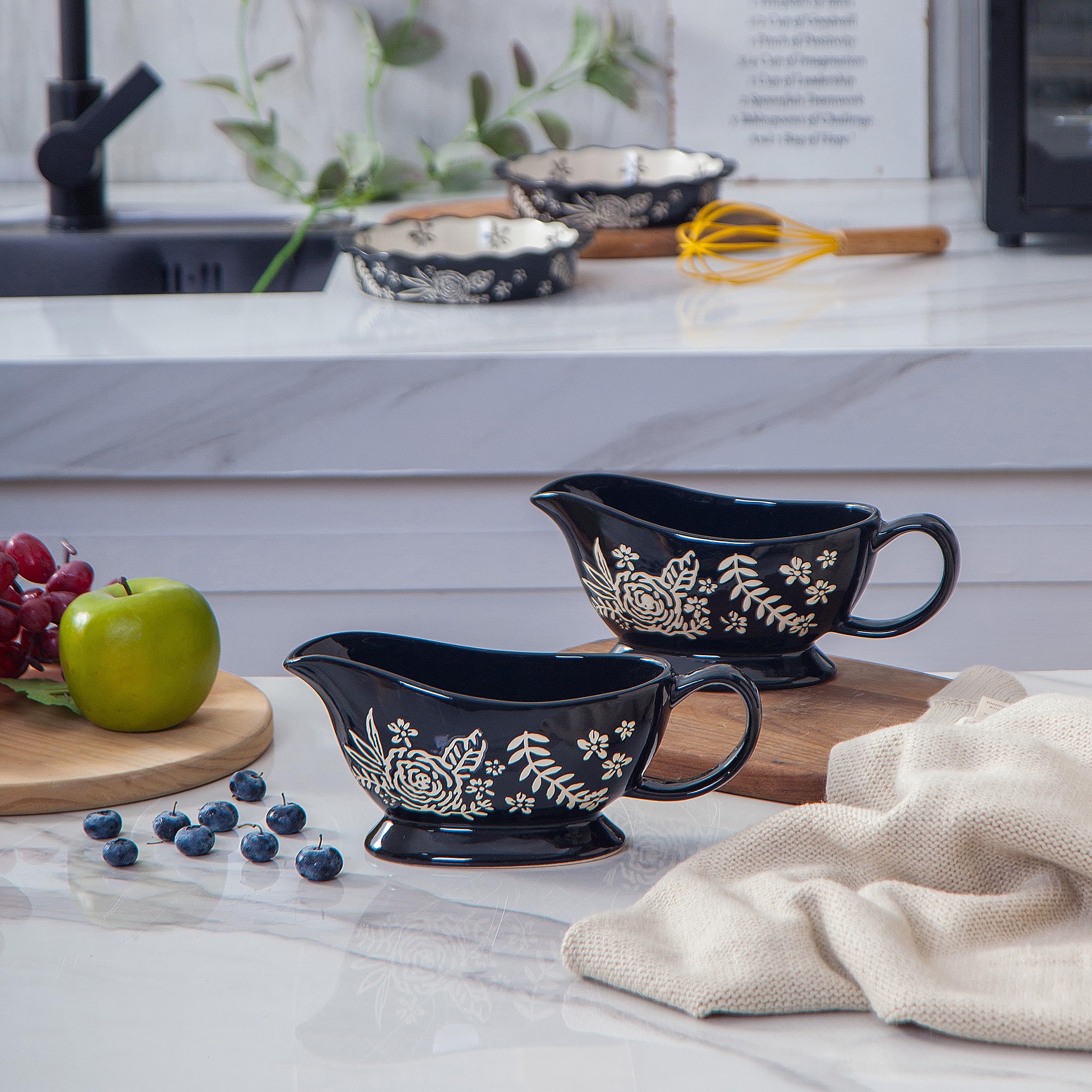 Wisenvoy gravy boat in dishwasher-safe porcelain for easy cleanup.