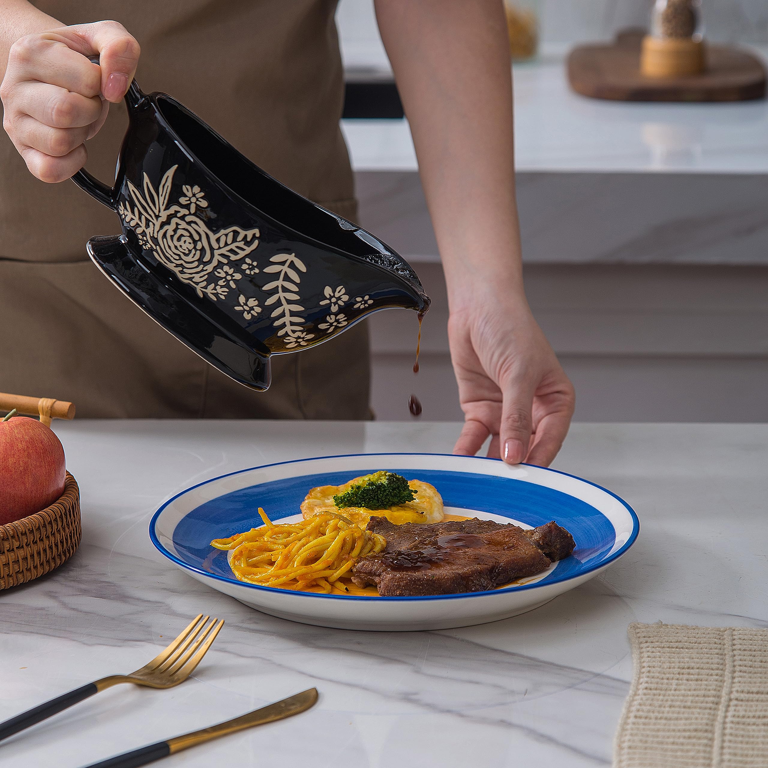 Wisenvoy gravy boat microwave-safe for warming sauces evenly.