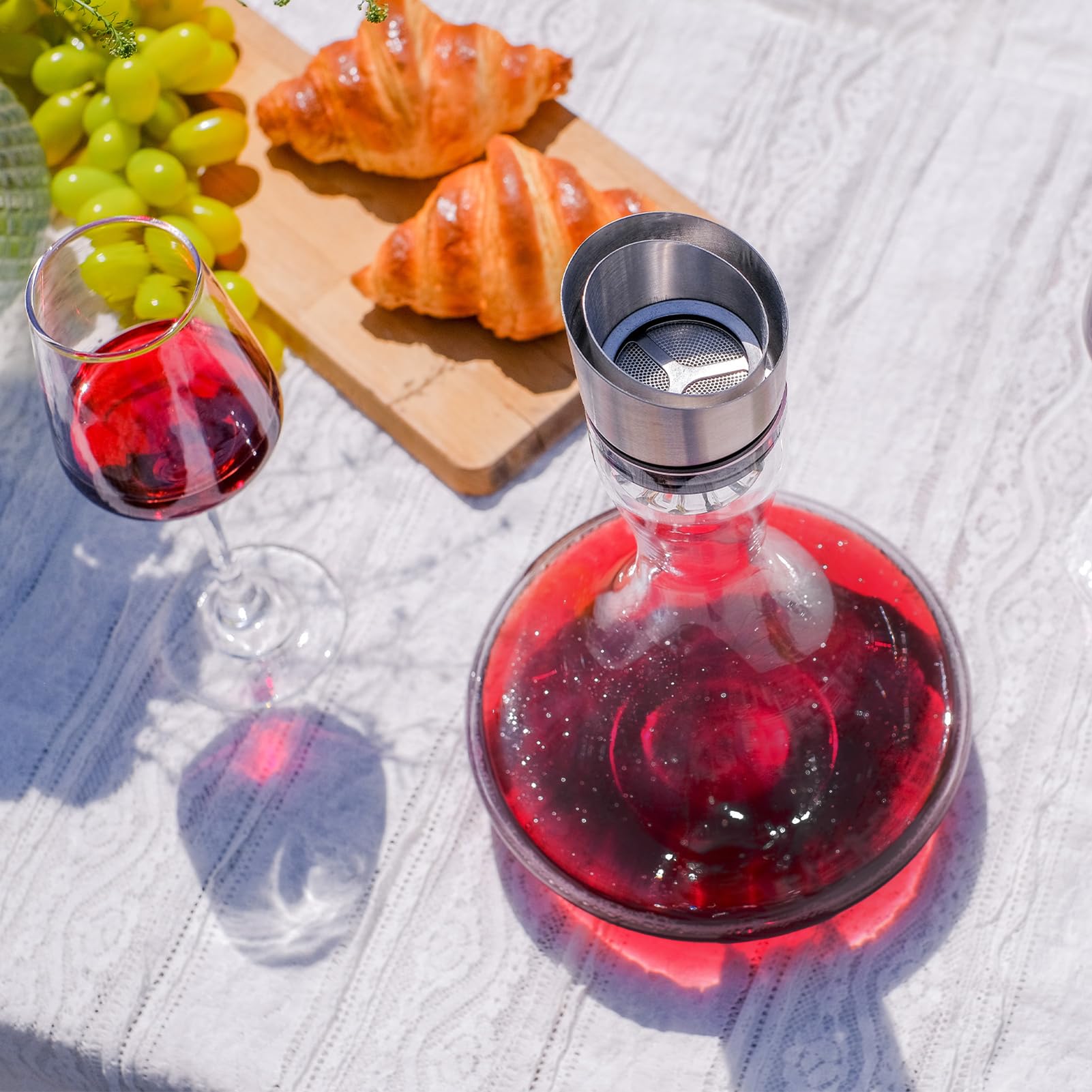Wlasss elegant gift-ready decanter ideal for wine lovers.