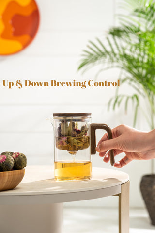 WOLTBLOOM Enchanti Tea Pot features an ergonomic heat-safe handle.