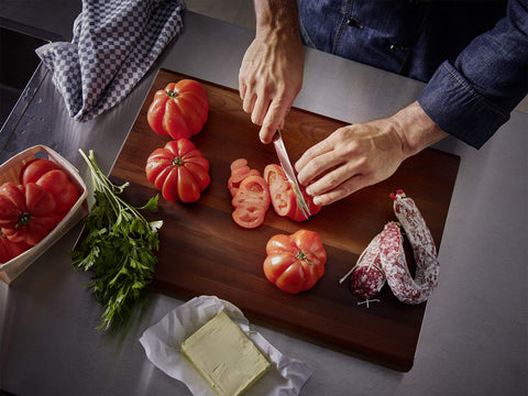 Full bolster and finger guard enable safer handling during prep