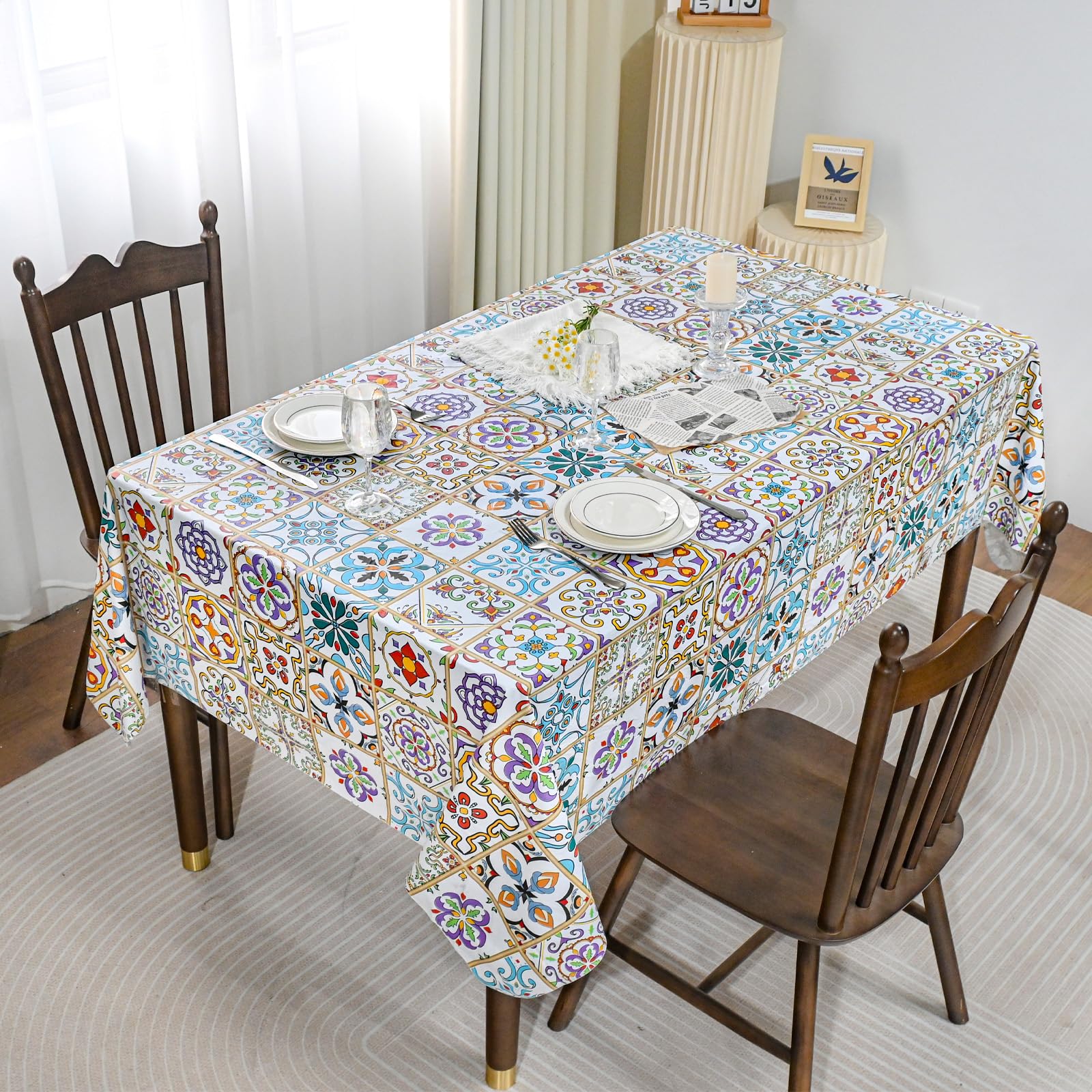 Xirggur tablecloth is lightweight and easy to clean.