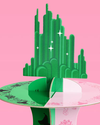 Presentación elegante de postres con toque fantástico
