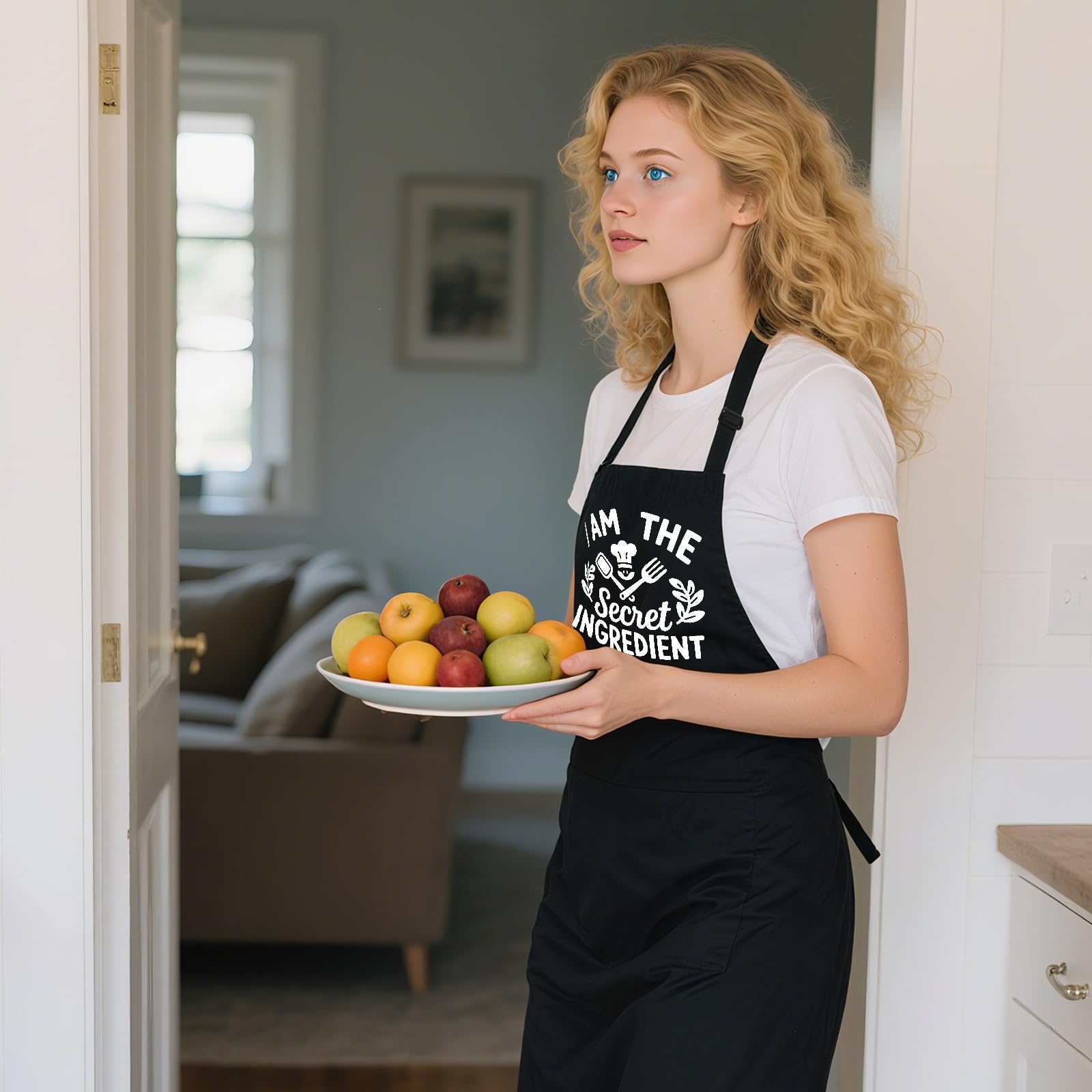 Xtilkmght apron features two front pockets for easy tool access.