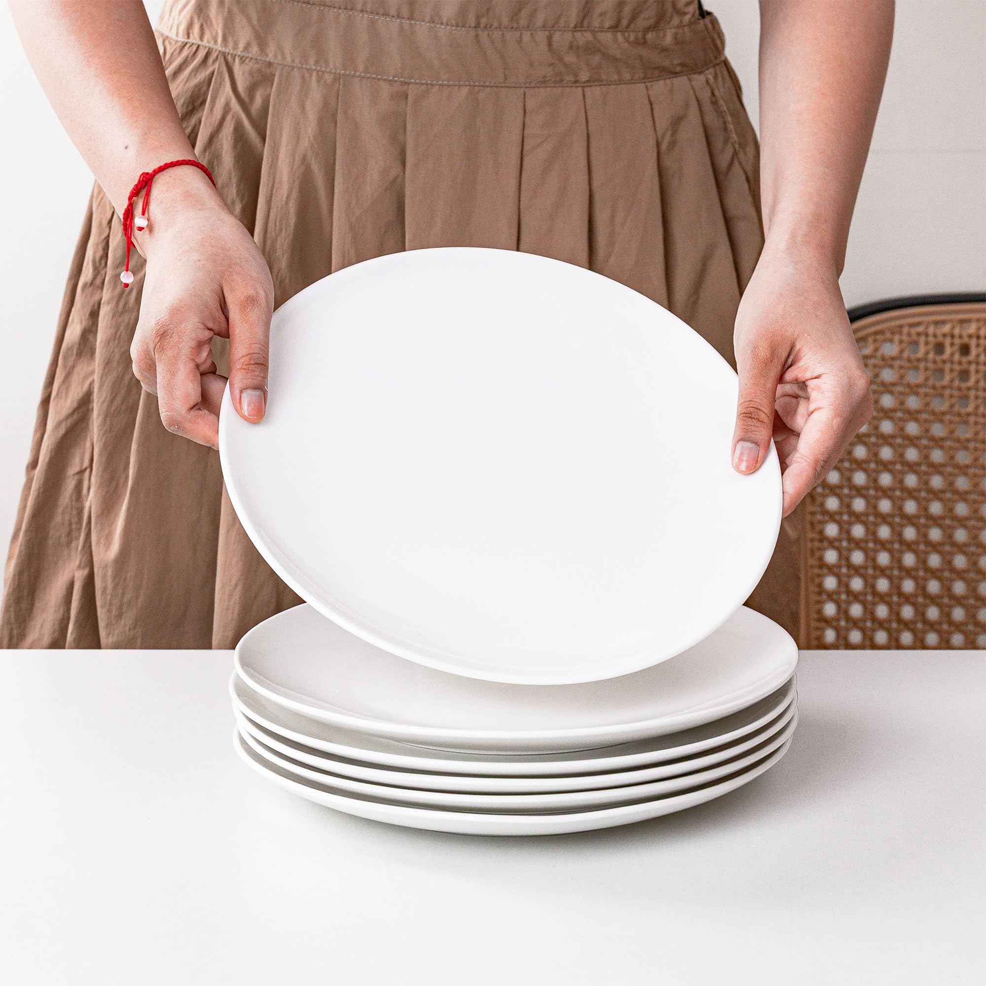 YALONG oven-safe plate, withstands heat for baking and serving.