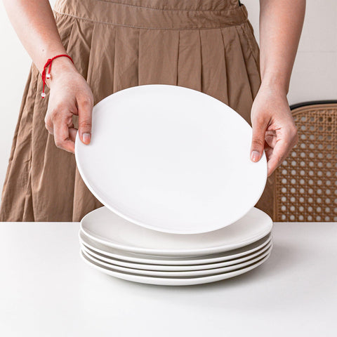 YALONG oven-safe plate, withstands heat for baking and serving.