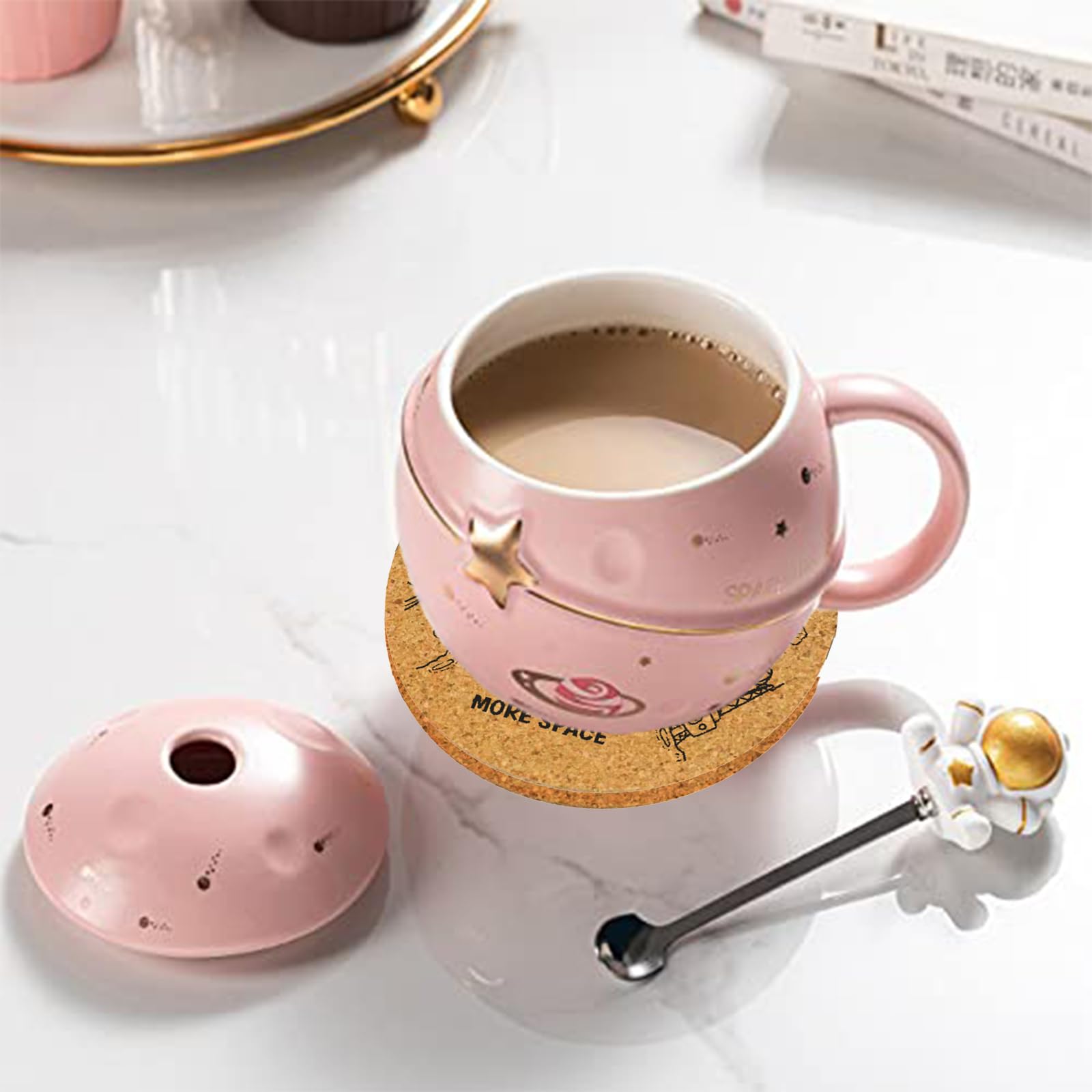 Yalucky mug with lid and spoon keeps drinks warm and hands clean.