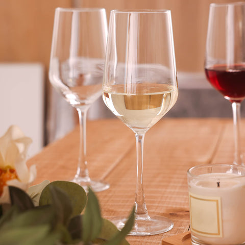 YANGNAY clear glass complements any table setting with timeless sophistication.