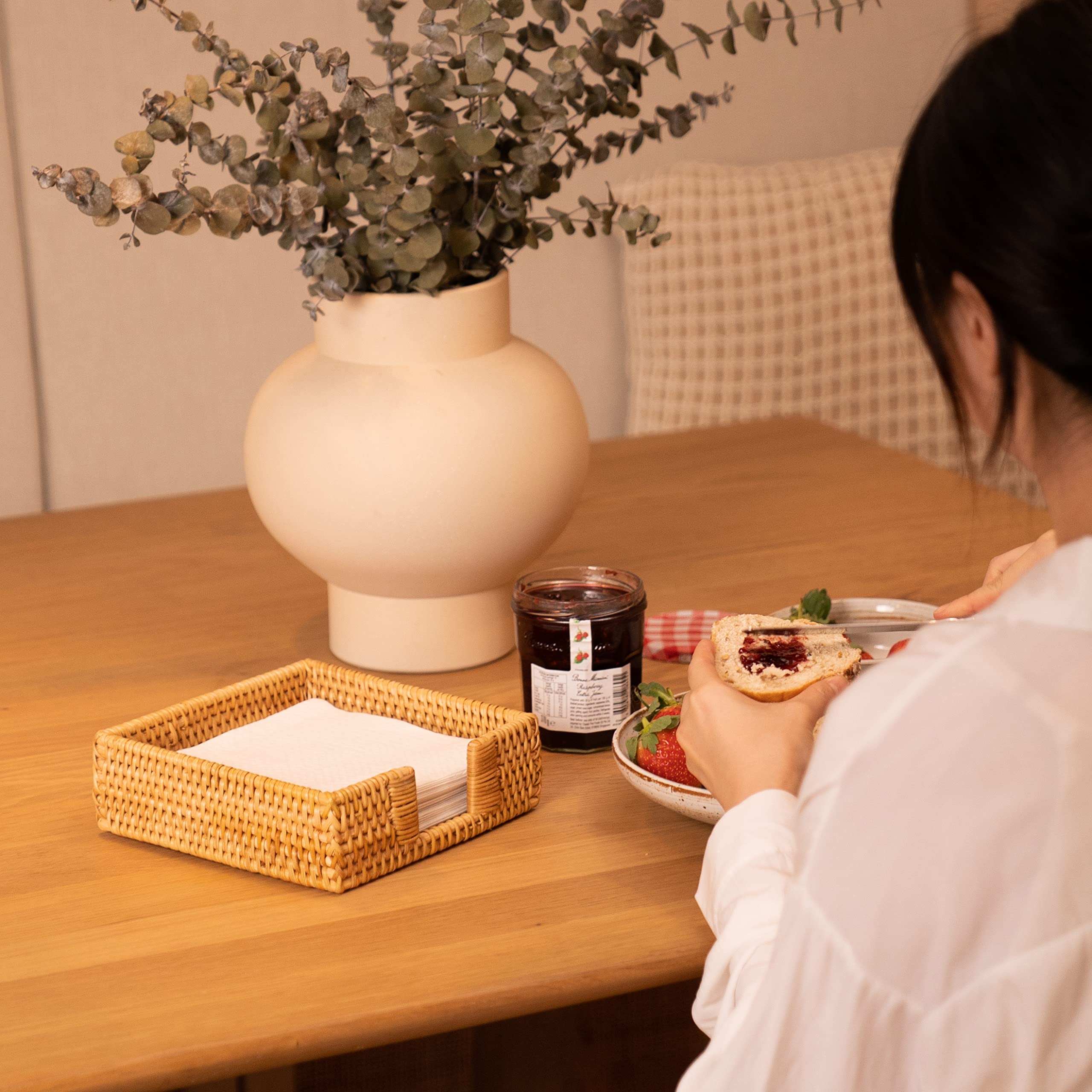YANGQIHOME woven napkin tray with napkins ready for service and display