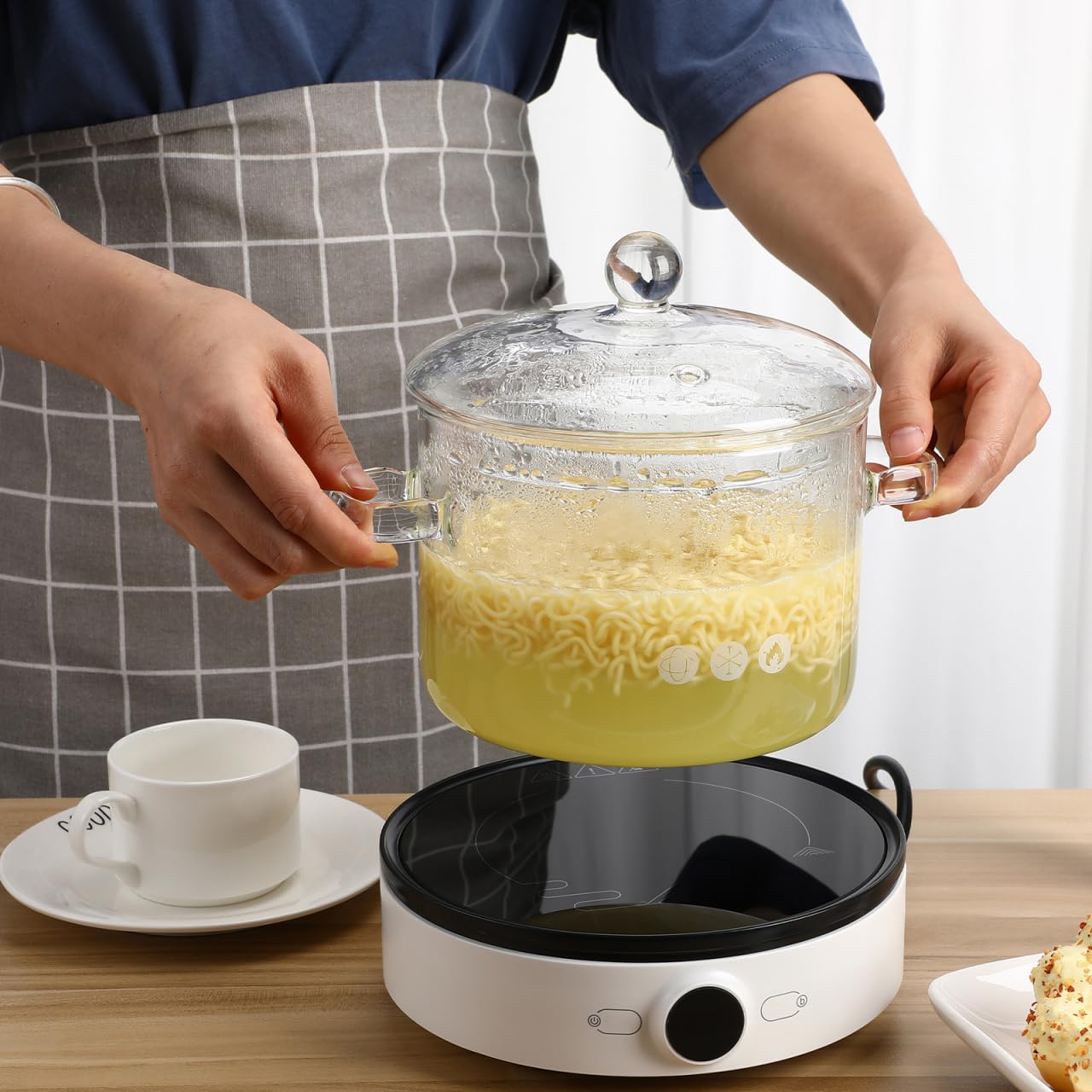 Yardwe glass pot used for potpourri simmering and fragrance release.