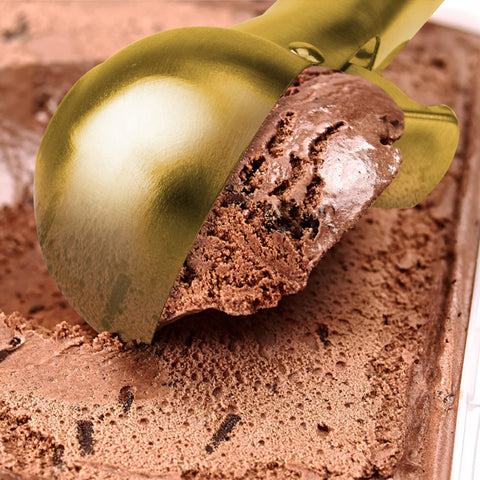 YasTant ergonomic grip ice cream scoop stays cool and comfortable in hand.