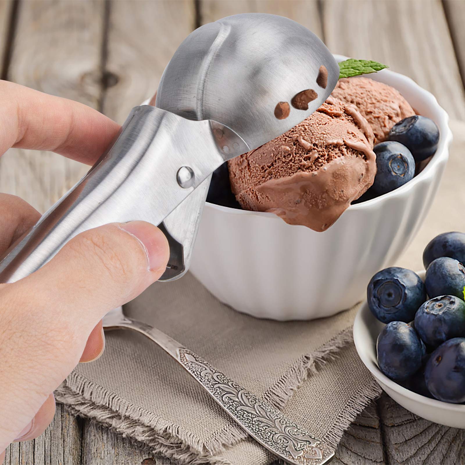 YasTant dishwasher-safe scoop cleans quickly after frozen treats.