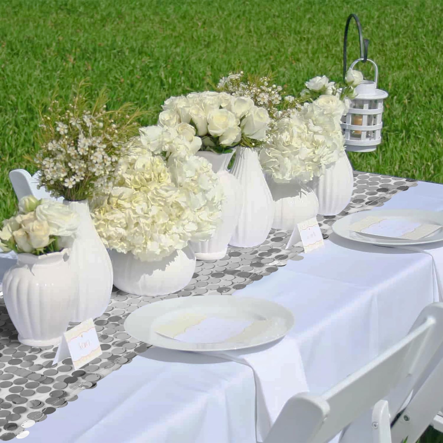 Wedding table decorated with Yblut runner for a glamorous setting.
