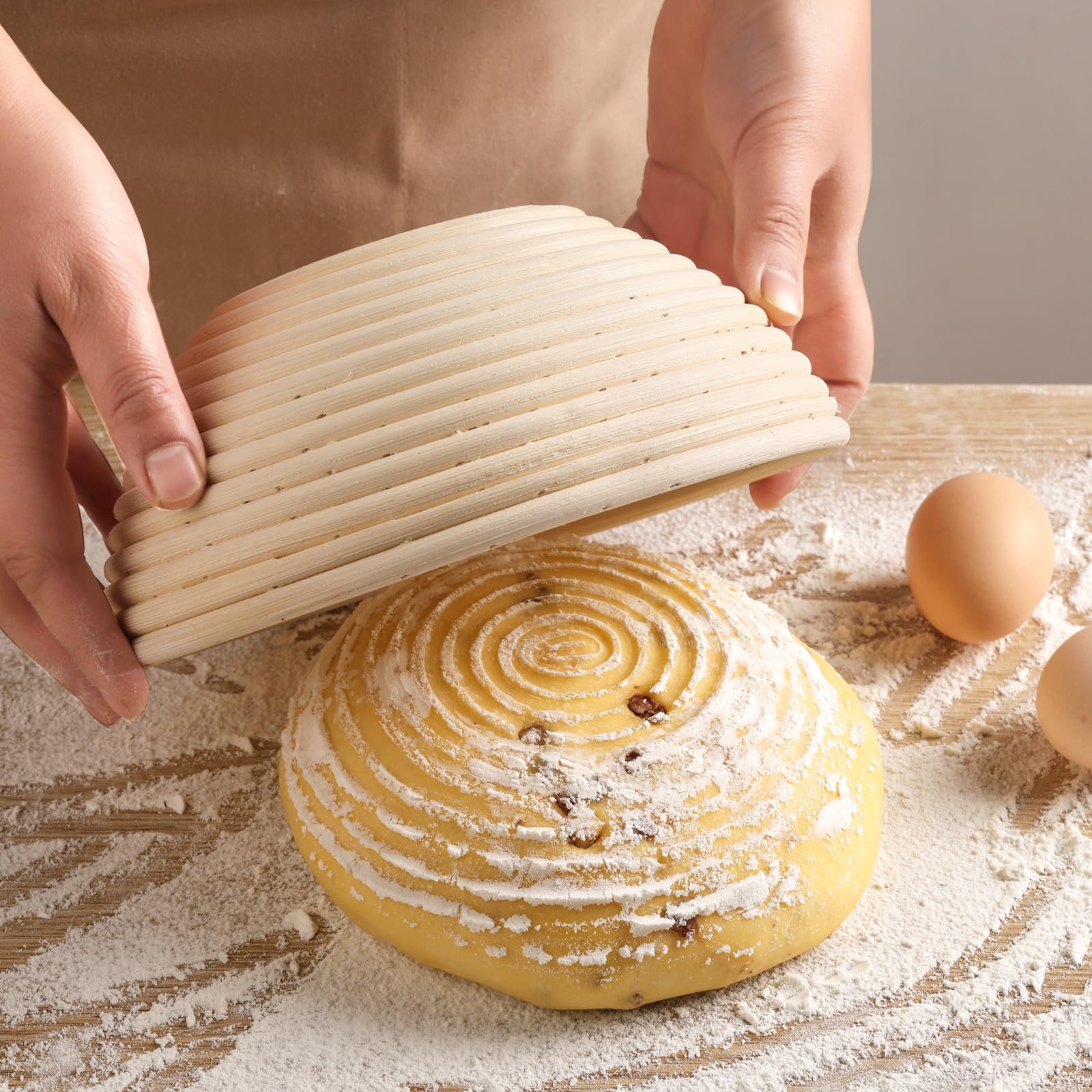 Linen liner for Yeatruojeet banneton improves flour dusting and dough release.
