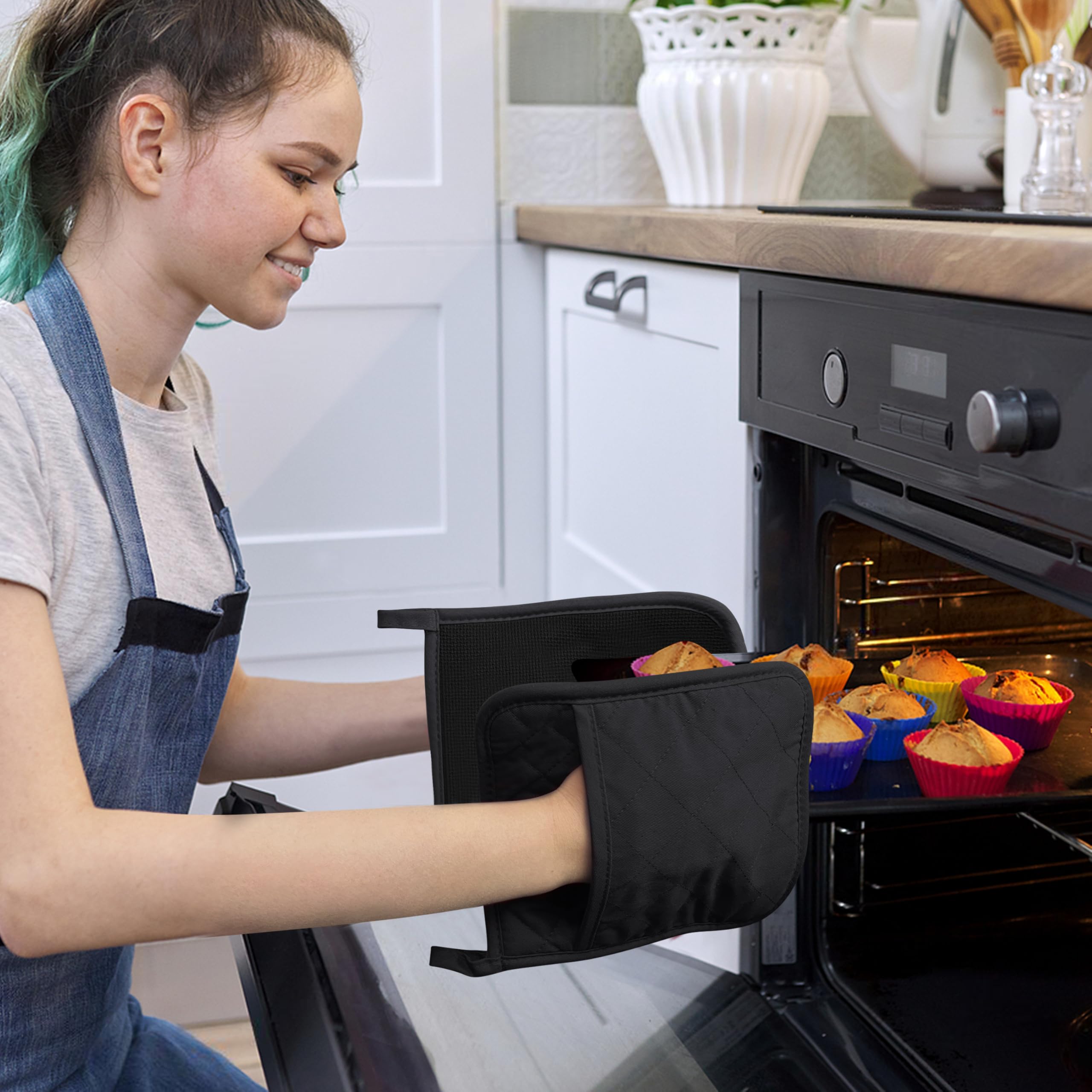 YEKOO textured neoprene grip helps hold pans securely.