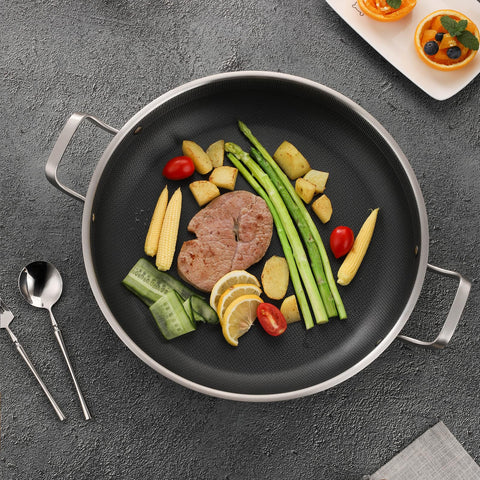 Yeksum paella pan lid fits securely for steaming and simmering