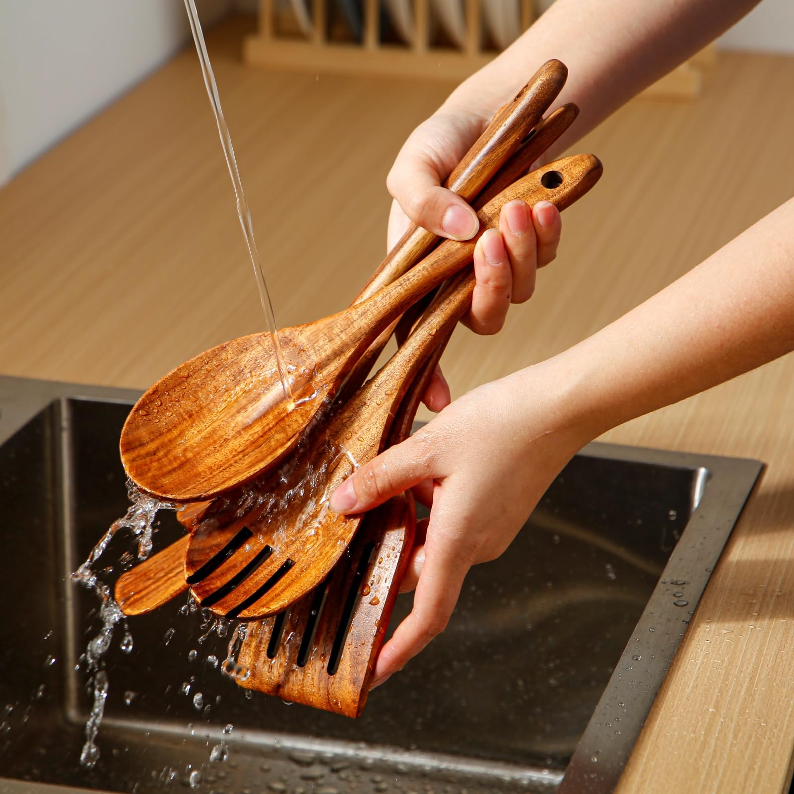 Yhendelion easy-clean teak utensils resist moisture and rinse quickly