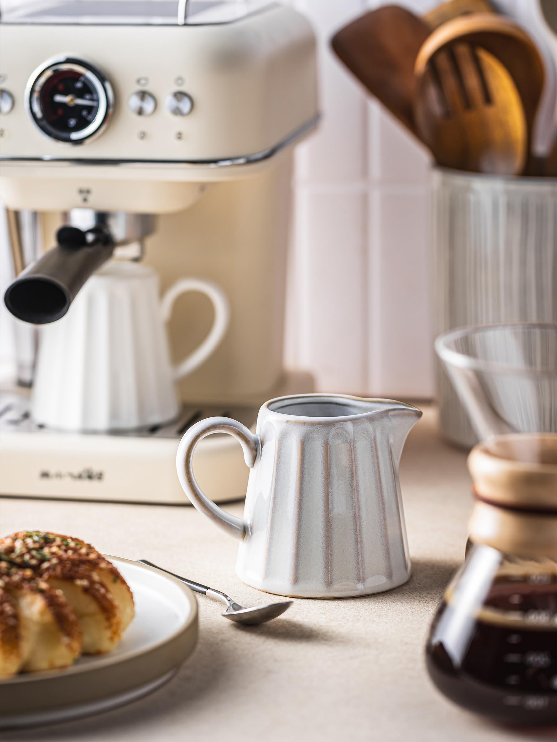 YHOJOY handle design provides a secure grip for milk, cream, or sauces
