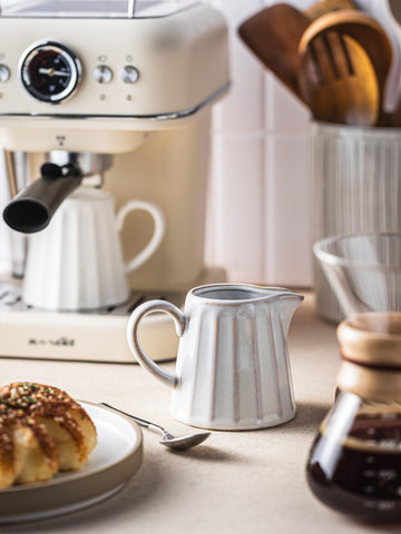 YHOJOY handle design provides a secure grip for milk, cream, or sauces