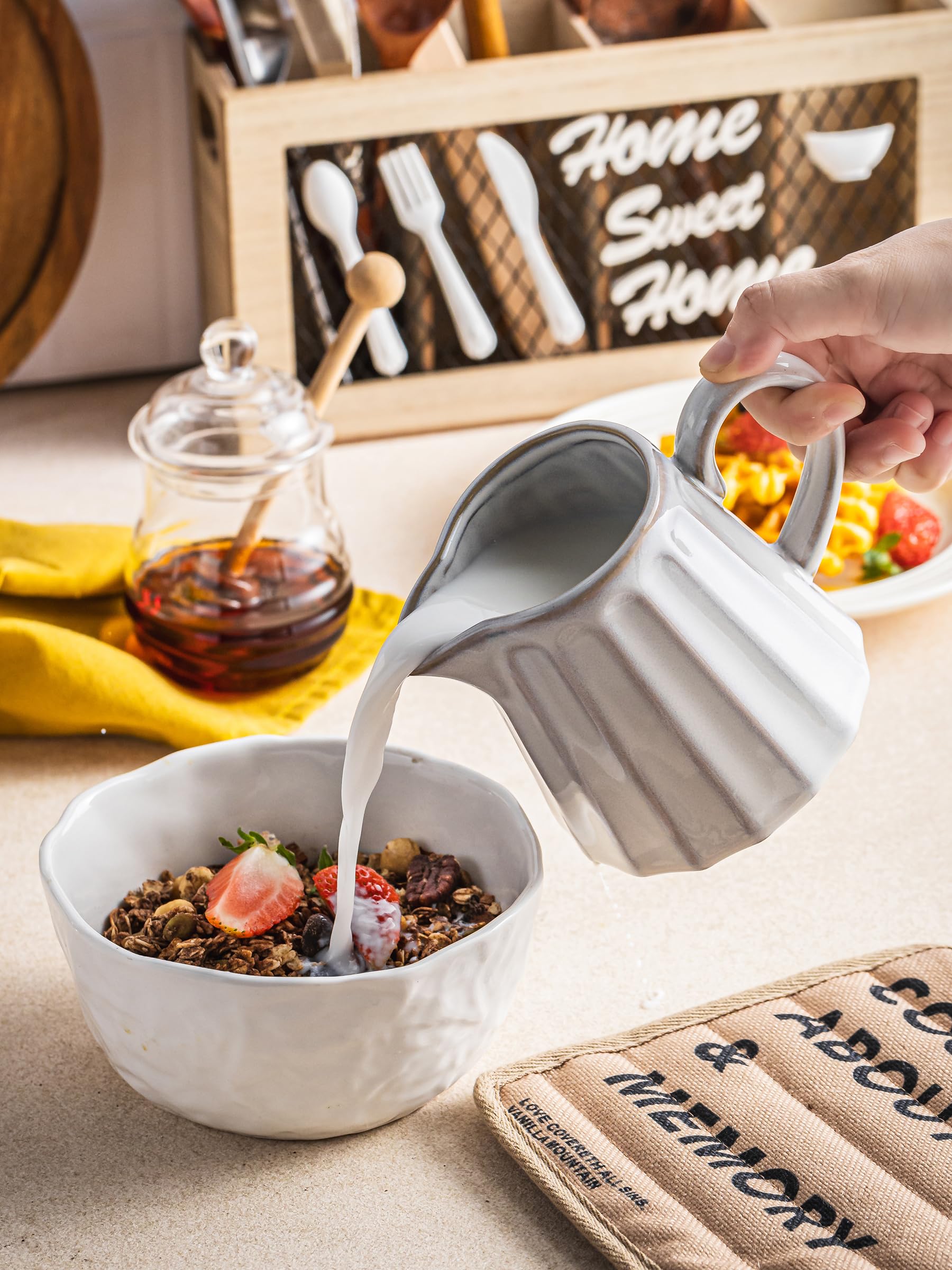 YHOJOY durable creamer clean in the dishwasher for easy cleanup.