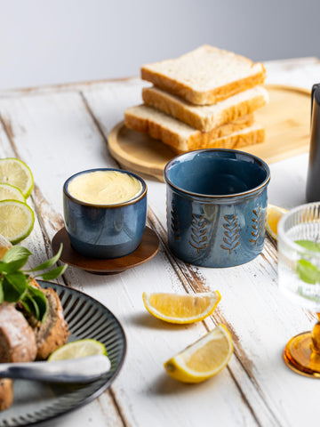 YHOJOY butter dish demonstrating water-seal freshness and ease of use.