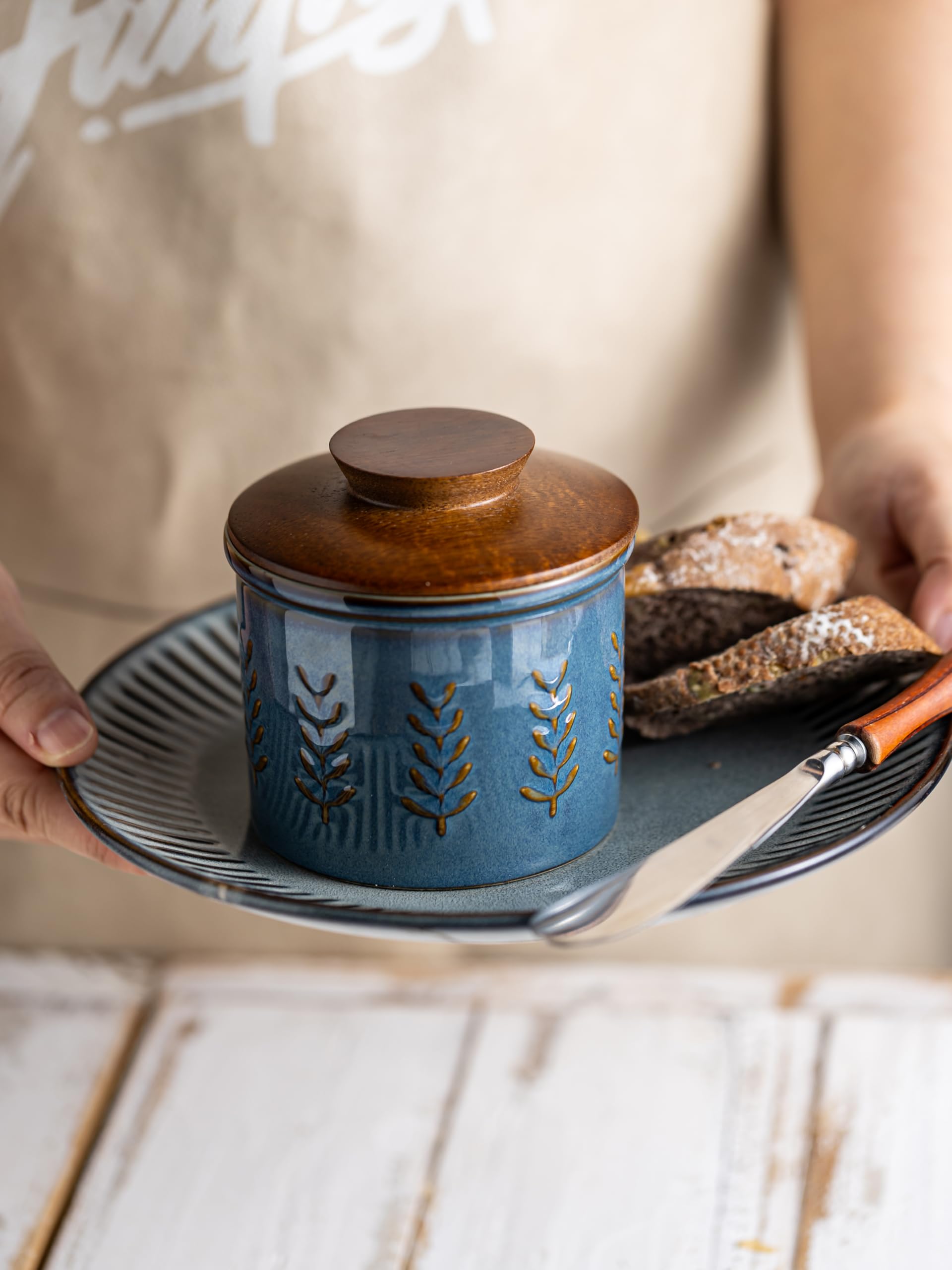 YHOJOY wooden lid complements the ceramic base for a classic look.