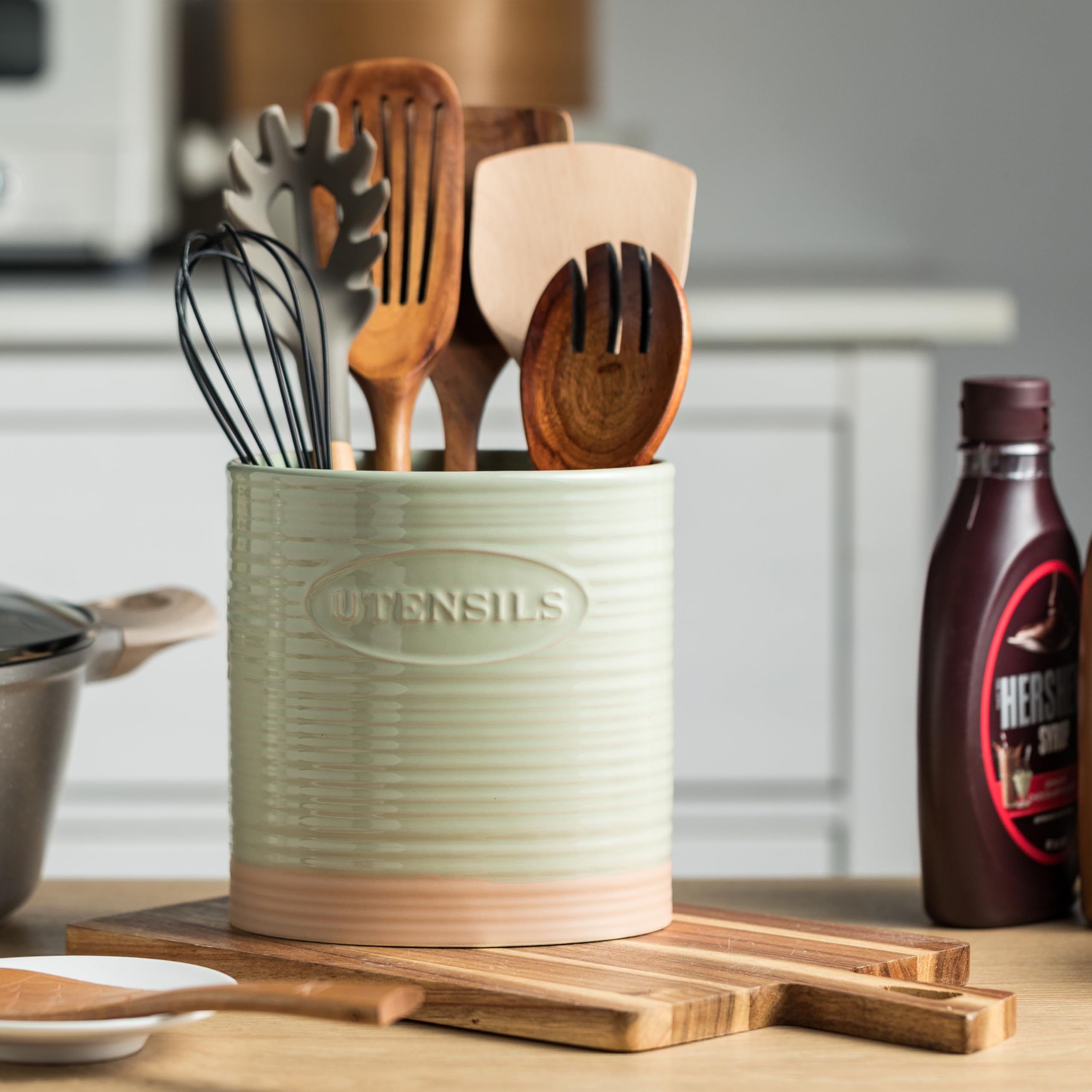 YHOSSEUN fits 12 or more utensils for busy kitchens.
