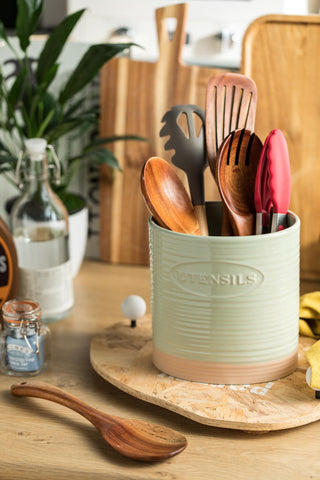 YHOSSEUN green ceramic finish enhances farmhouse style on the counter.