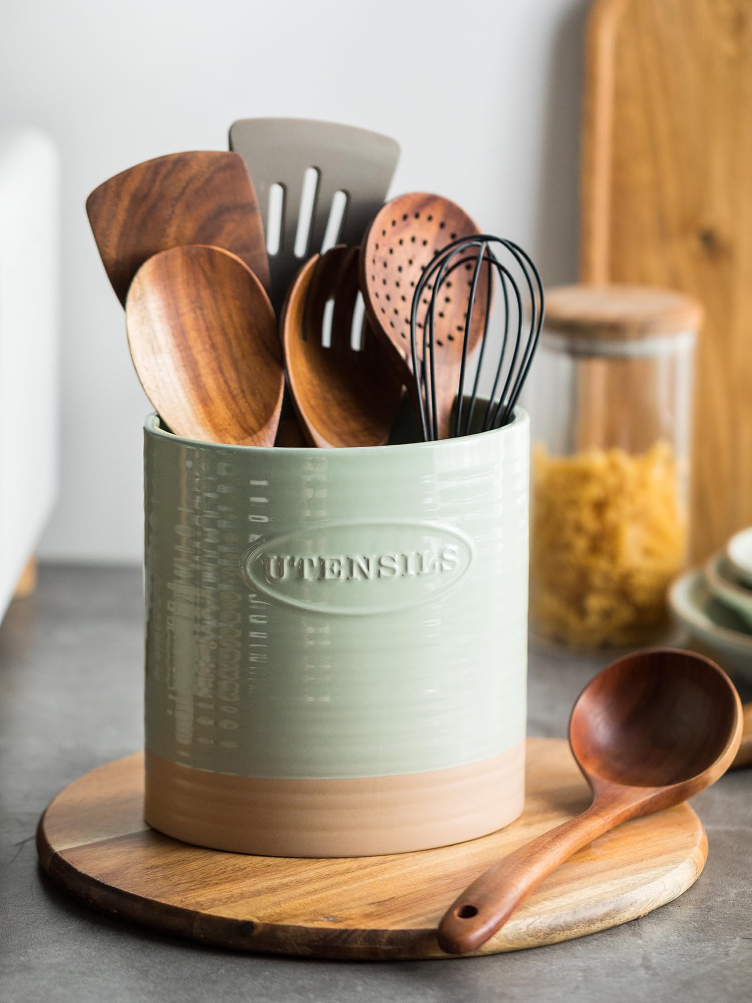 YHOSSEUN large capacity crock holds 12 plus utensils for easy reach.