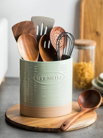YHOSSEUN large capacity crock holds 12 plus utensils for easy reach.