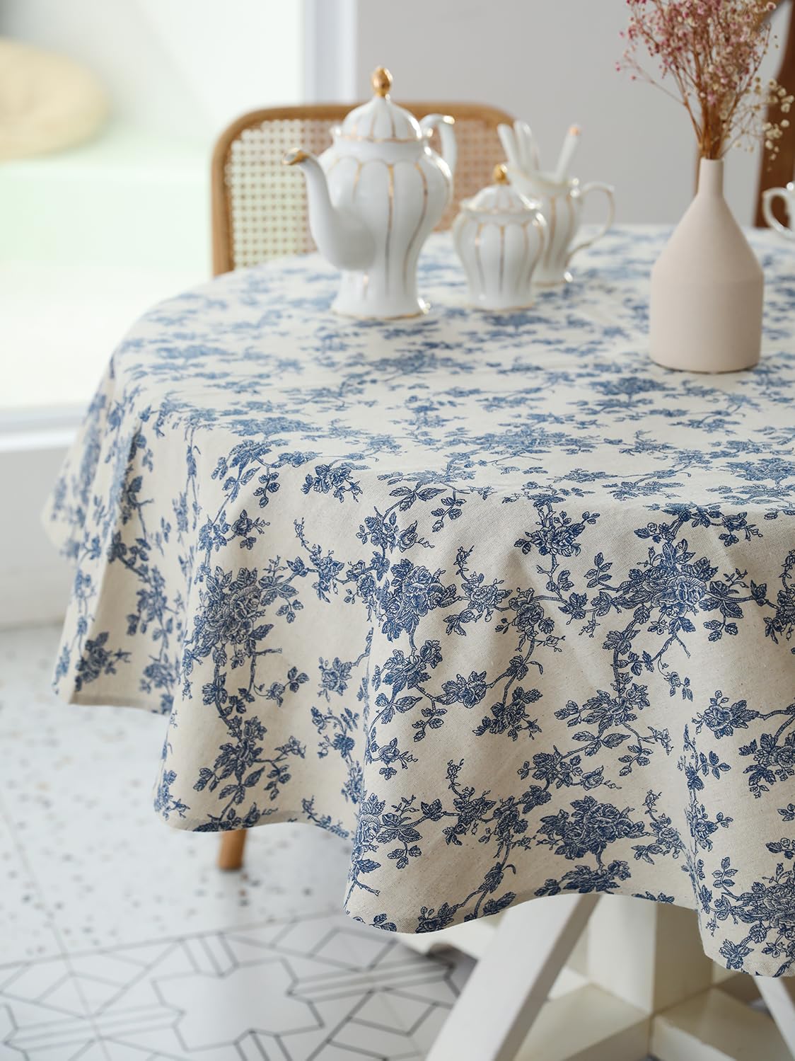 YiHomer Pastoral round tablecloth used outdoors, protecting surfaces and enhancing ambiance.