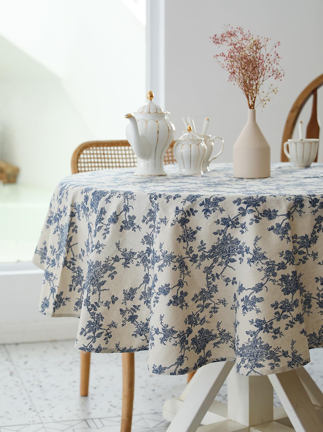 YiHomer Pastoral round tablecloth fabric remains wrinkle-resistant for smooth presentation.