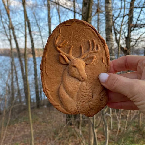 YingXue embossing press creates decorative cookies with ease.