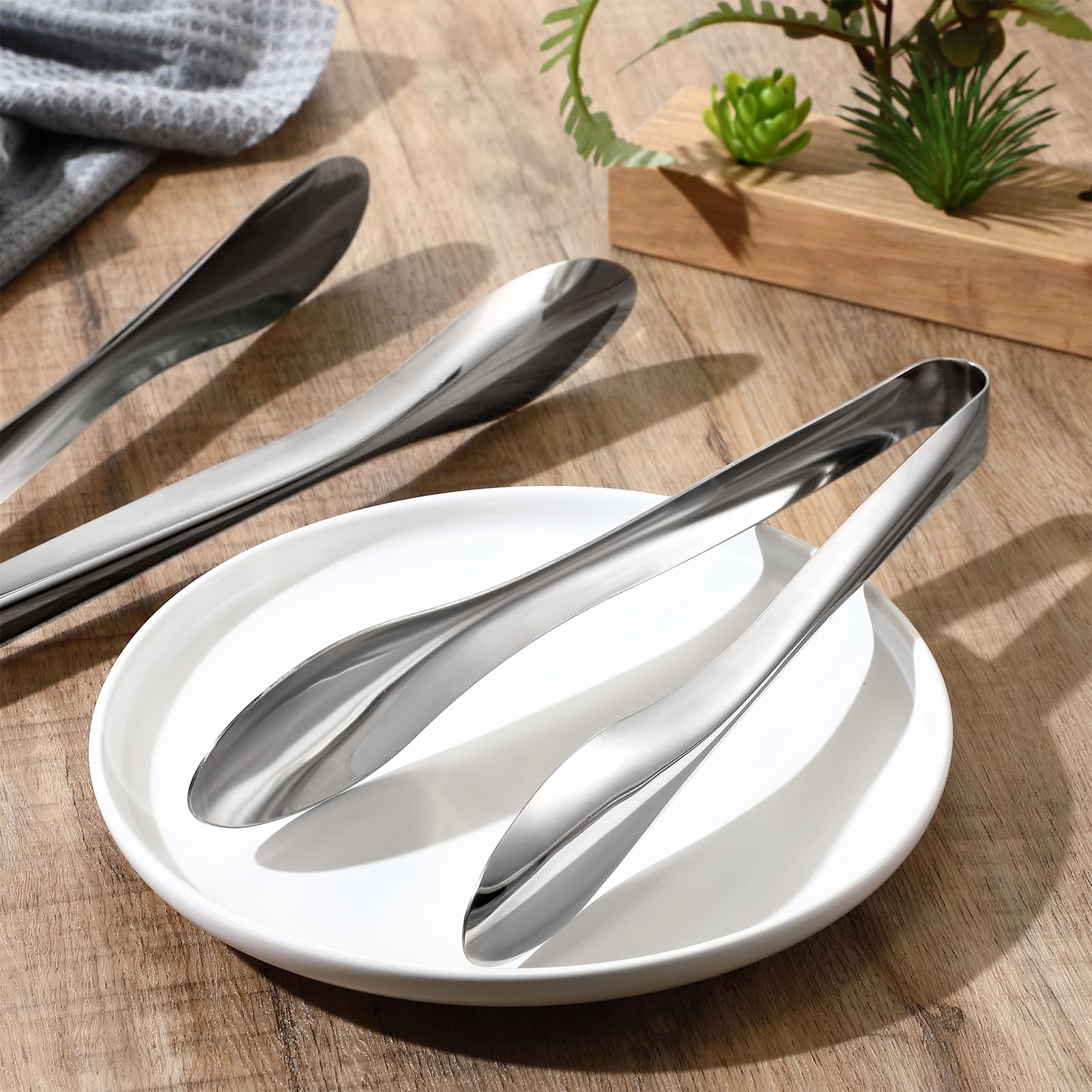 Yiyiring two-piece set enhances serving versatility for hosting.